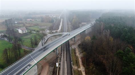 Wiadukt w Mokrej Wsi zastąpił przejazd kolejowo drogowy na drodze