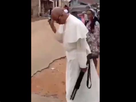 Tras Masacre En Nigeria En Navidad Captan A Sacerdote Con Un Arma