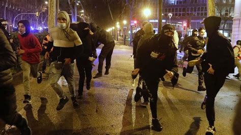 Unas Personas Se Manifiestan Por Has L En Barcelona Con Apenas