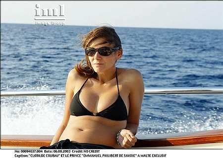 Hot Sexy Clotilde Courau Bikini Pics