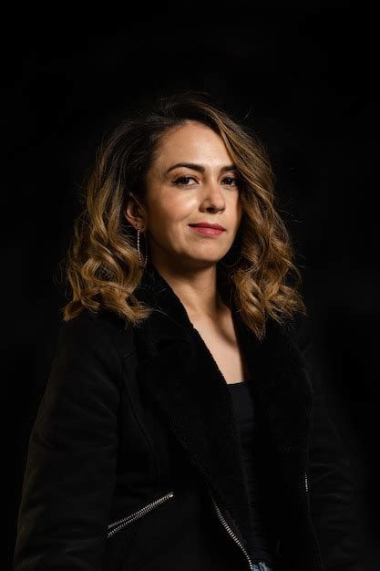 Retrato dramático de jovem latina atitude confiante arrogante mulher independente e