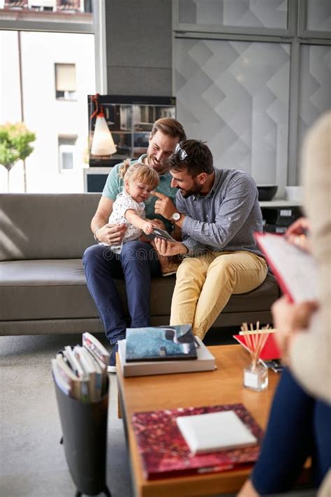 Temps De Shopping Jeune Couple Gay Dans Les Magasins Couple Qui S Amuse Avec Une Petite Fille