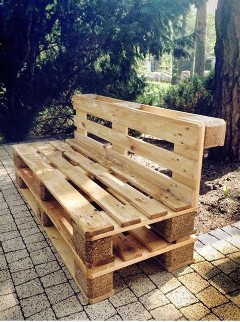 Praktyczna ławka zrobiona z palet Outdoor decor backyard Pallet