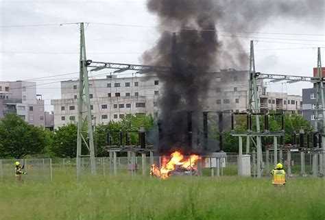 FOTO Voznik zapeljal na travnik in trčil v tranformatorsko postajo