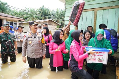 Jenderal Bintang Dua Ini Bersama Istri Terjang Banjir Untuk Bantu