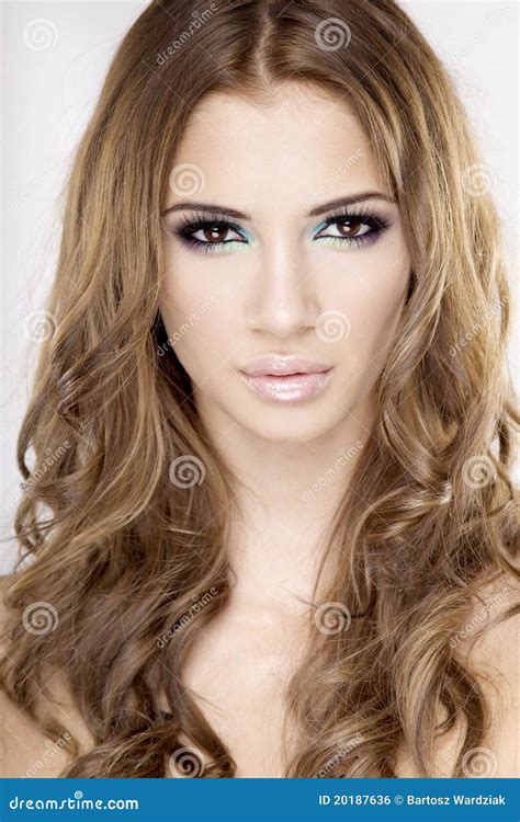 De Mooie Brunette Van Het Portret Stock Foto Image Of Volwassen Krullend 20187636