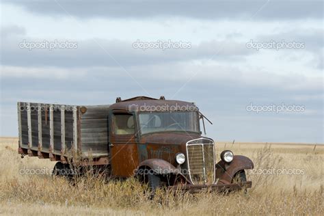 An Old Rusty Farm Truck — Stock Photo © Schlag 39153553