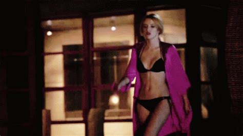 Scream Bella Thorne en micro bikini dans l ouverture sexy et gore de la série MTV Premiere fr