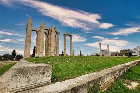 Temple De Zeus Olympien Et De L Acropole Ath Nes Gr Ce Photo Premium