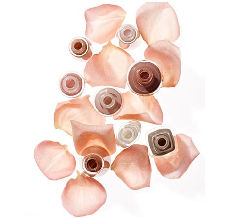 Vídeo Vic Ceridono mostra os diferentes tons do esmalte trendy nude