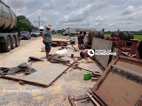 Carreta Carregada Tomba Na BR 364 Em Candeias Do Jamari