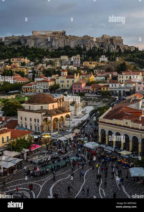 Atenas Grecia Oct Escena Nocturna De La Plaza Monastiraki