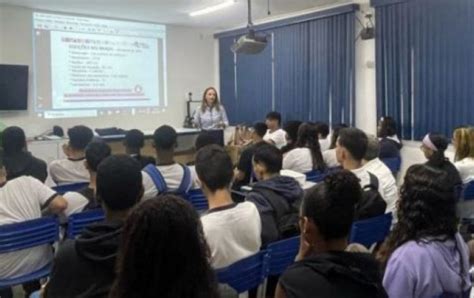 CORREIO DO VALE Juíza eleitoral faz palestra para alunos em Três Rios