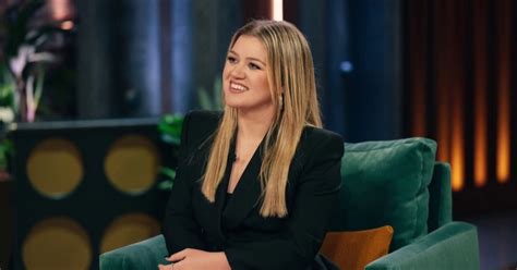 Kelly Clarkson Says She Isnt Dating Its So Awkward