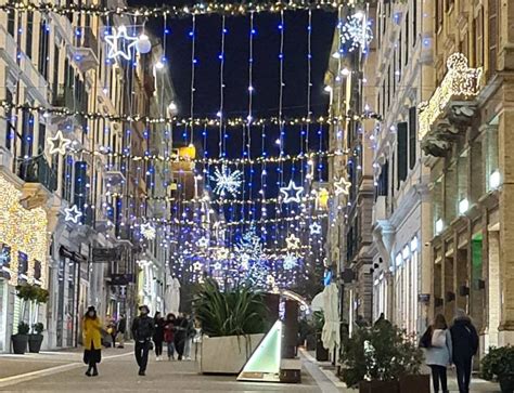 Il caro energia non spegne il Natale nell anconetano sì alle luminarie