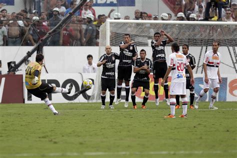 Há 10 anos Rogério Ceni marcava o 100º gol na carreira 18 03 2021