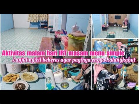 Aktivitas Malam Irt Di Rumah Kayu Sederhana Masak Menu Simpel Dan