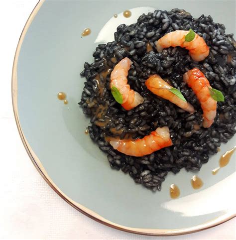 Risotto Al Nero Di Seppia Gamberi Rossi Crudi E La Loro Bisque Al Piatto