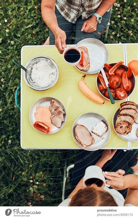 Familie Beim Frühstück Im Freien Auf Dem Campingplatz In Den