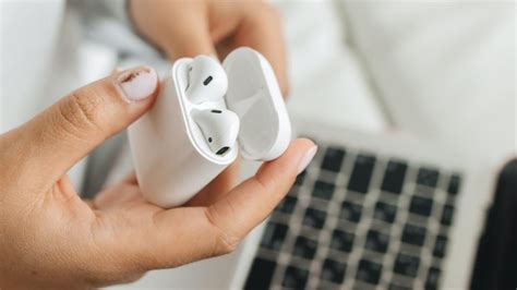 LIMPIAR AIRPODS Limpia tus Airpods rápidamente y déjalos como nuevos