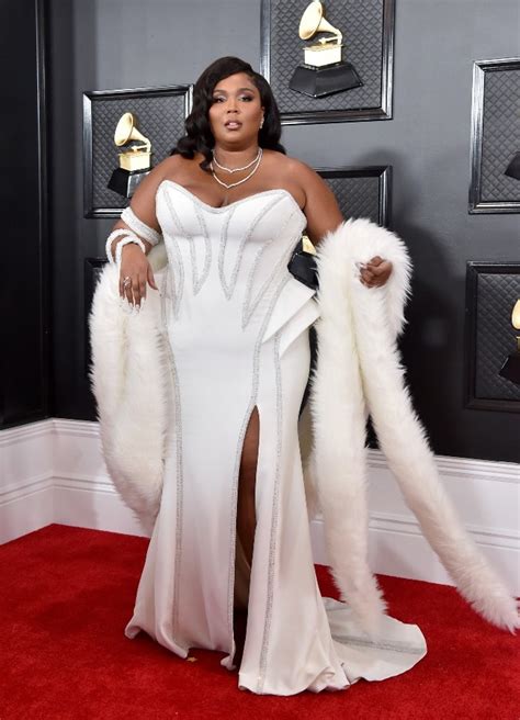 Singer Lizzo Looks Hot As Hell In €35 High Street Dress