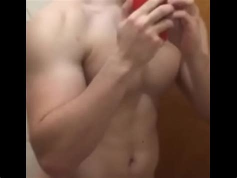 Barbudo sarado e gostoso mostrando o pauzão mole no espelho XVIDEOS