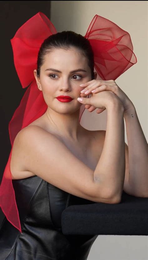 Selena gomez arrasa con el bikini rosa perfecto para chicas con pecho grande y está en h m Artofit