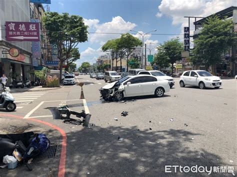 快訊／台中大里嚴重車禍！轎車失控「8連撞」 1騎士遭壓車底命危搶救中 Ettoday社會新聞 Ettoday新聞雲