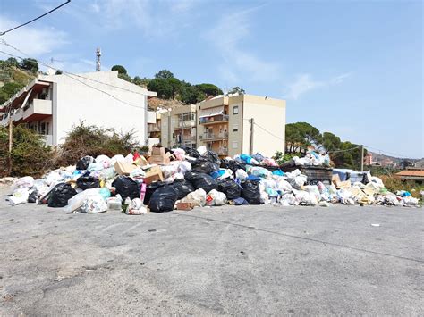 Emergenza Rifiuti A Messina Mini Discariche E Cassonetti Strapieni