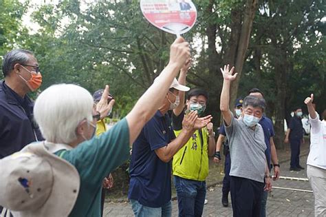 陳時中體驗法式滾球 民眾歡迎 圖 中央通訊社 Line Today