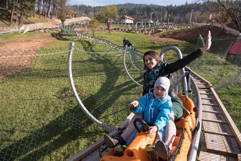 Madre E Hijo Disfrutan Conduciendo En La Monta A Rusa Alpina Foto Premium