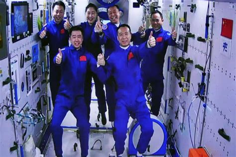 Astronautas Da China Se Preparam Para Primeira Caminhada Espacial