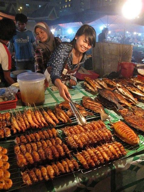 barbeque ( manok, baboy, pusit, isaw, dugo-dugo, adidas atbp ...