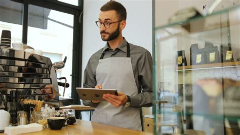 Vídeo Gratis Barista masculino caucásico con barba y gafas usando una