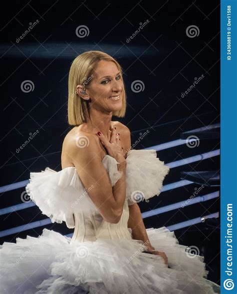 Celine Dion Live editorial stock image. Image of ovation - 243608819