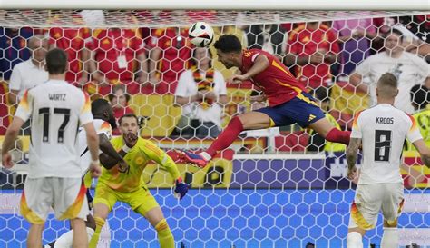 Foto Melihat Gol Dramatis Mikel Merino Yang Membawa Spanyol Melaju Ke