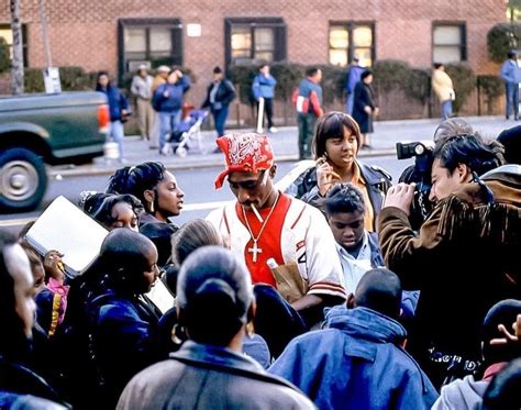 Tupac signing autographs to kids in Harlem (1994). : r/OldSchoolCelebs