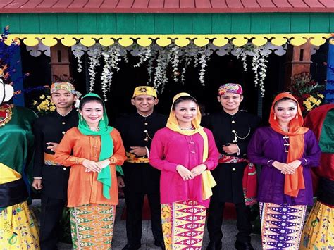 Baju Demang Pakaian Adat Betawi Pariwisata Indonesia