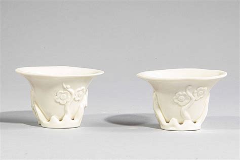 Lot Paire de coupes libatoires en porcelaine blanche de Dehua orné en