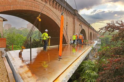 Pose Des Deux Premiers Tron Ons De La Passerelle Pi Tonne Et Cyclable