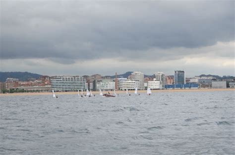 Vela Ligera Frente A La Playa De Poniente Bah A De Gij N Asturias