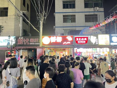 国庆第一晚的侨港风情街人潮如织，家家店铺都要排队等位！