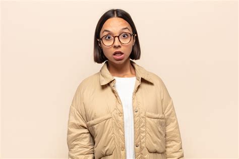 Mujer Latina Joven Que Parece Muy Conmocionada O Sorprendida Mirando Con La Boca Abierta