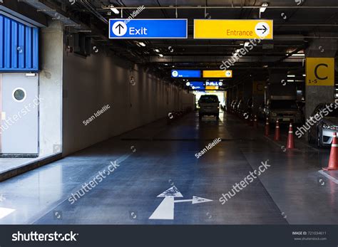 Exit Sign Entrance Underground Car Parking ภาพสต็อก แก้ไขตอนนี้