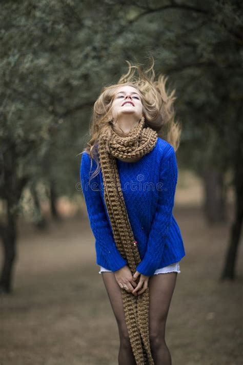 Portrait D Une Jeune Femelle Blonde Sur Le Champ Belle Femme Photo Stock Image Du Humain