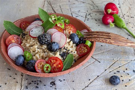 Insalata Di Riso Integrale Con Frutta E Verdura