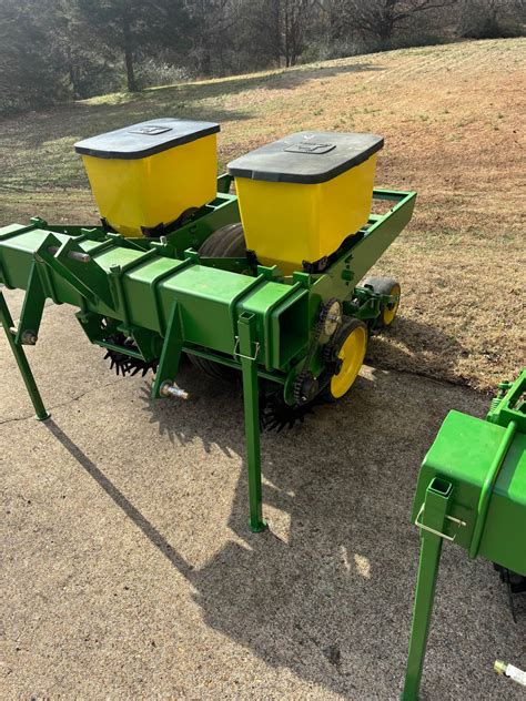 JD 7100 2-row planter - Pots & Planters - Poplar Bluff, Missouri