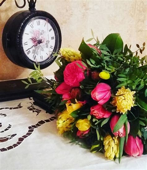 Пионовидные розы, тюльпаны, гиацинты. Больше букетов на centre-flower ...