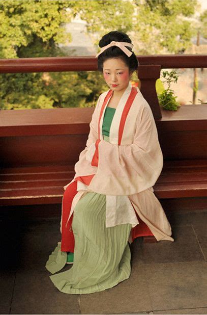 Outfit For Women In The Northern Song Or Earlier Song Dynasty