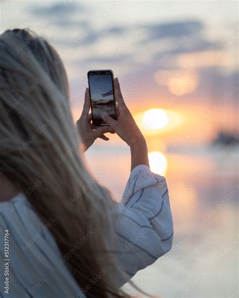 Dos chicas pasando un dia en la playa en bikini y traje de baño foto de Stock Adobe Stock